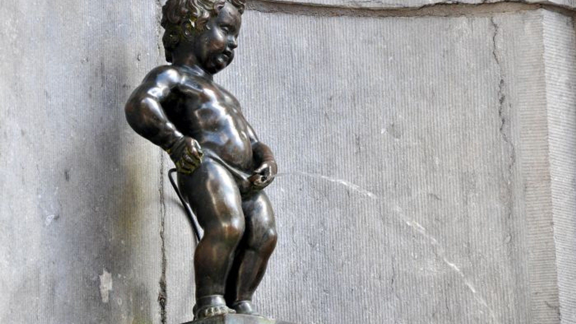 Manneken-Pis-Brussels-famous-peeing-boy
