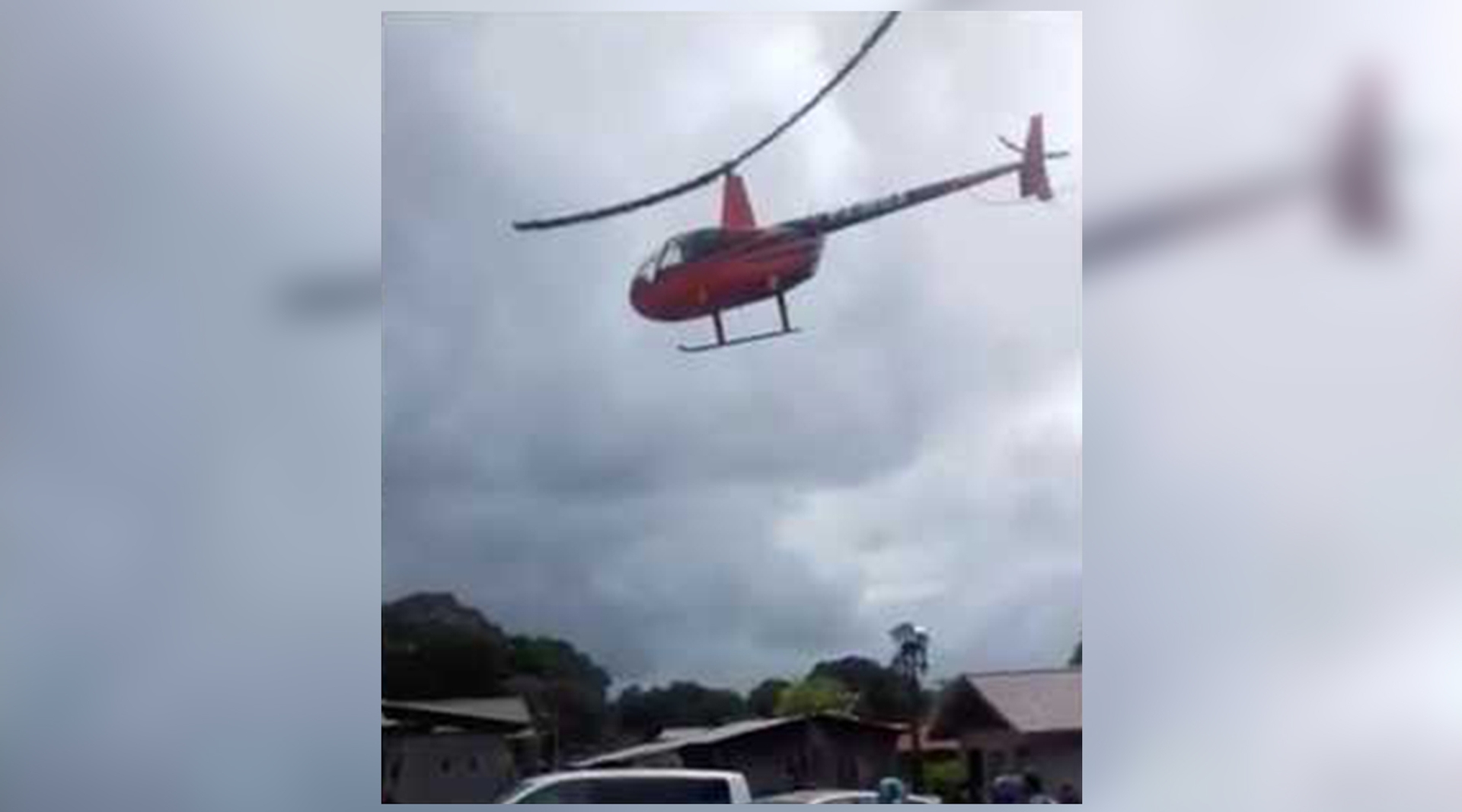 Afbeelding van Surinaamse politicus strooit met geld vanuit een helikopter
