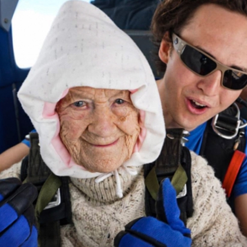 102-jarige vrouw oudste skydiver ooit | Daglicht