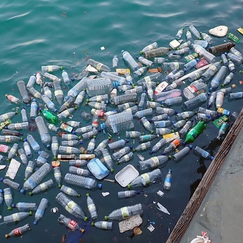 Waarom het antwoord op onze milieuproblemen níet recycling is