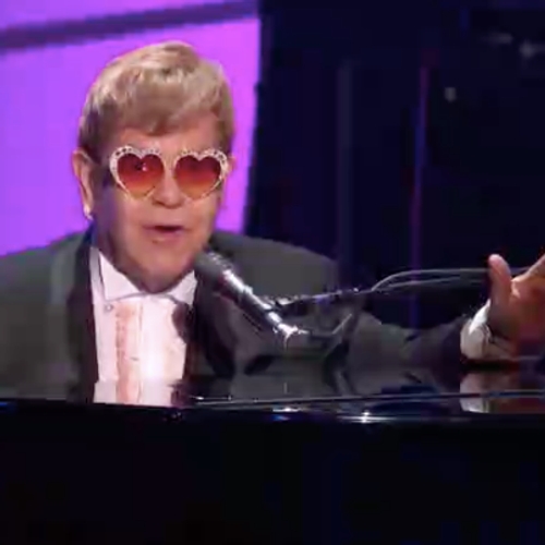 Kijk nu: Elton John Grammy optreden