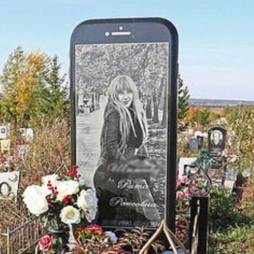 Russische vrouw krijgt iPhone-grafsteen van vader