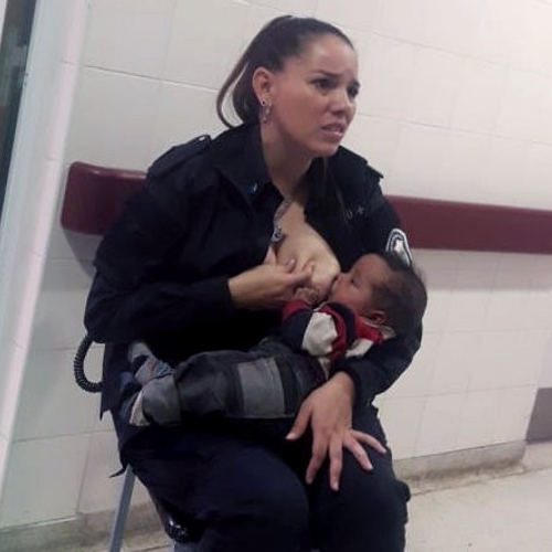 Agente geeft verwaarloosde baby borstvoeding en krijgt promotie