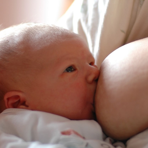 Afbeelding van Is borstvoeding geven in het openbaar oké of niet? | Babbels met Beryl
